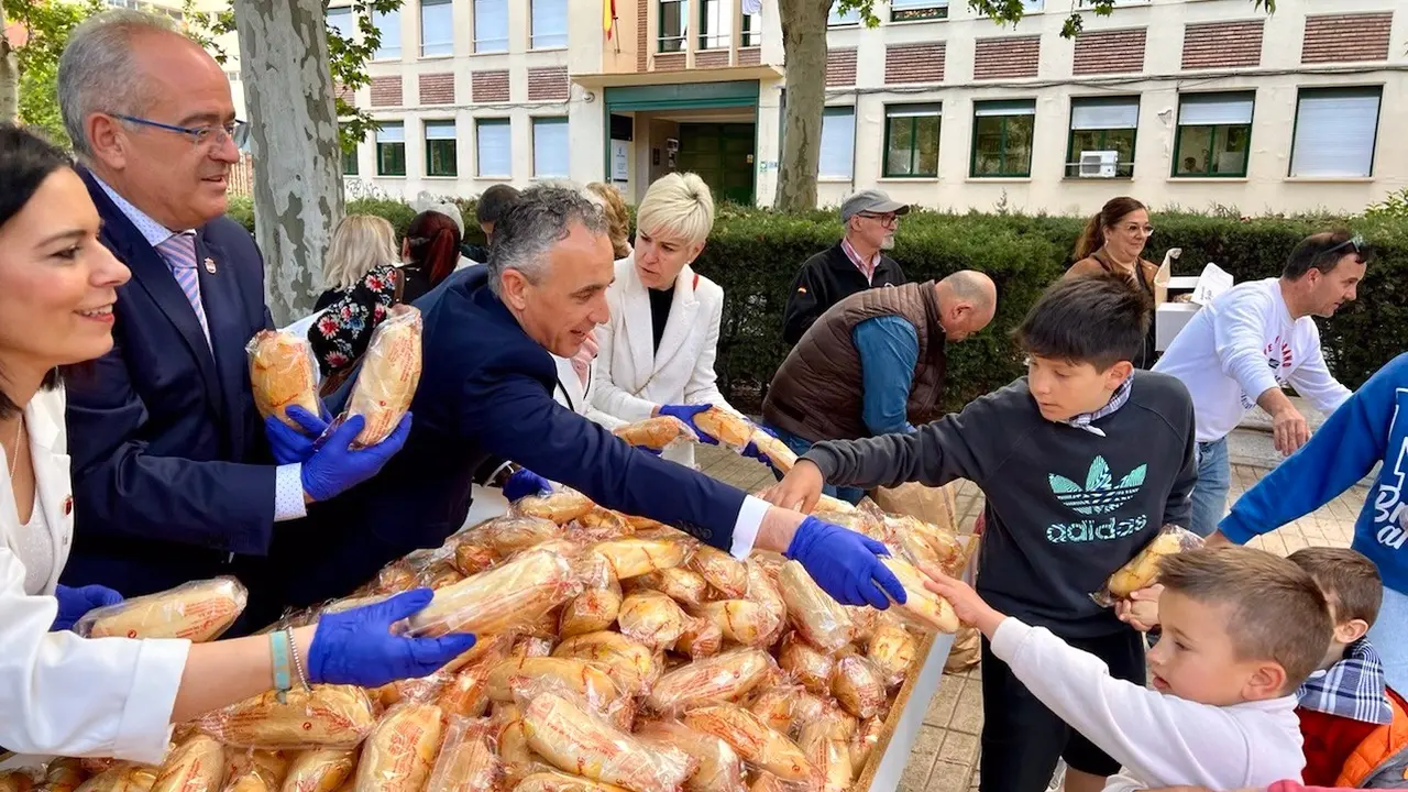 Puertollano (Ciudad Real) celebra el Santo Voto con reparto de panes, estofado y homenajes a Manuel Prior y Policía Nacional