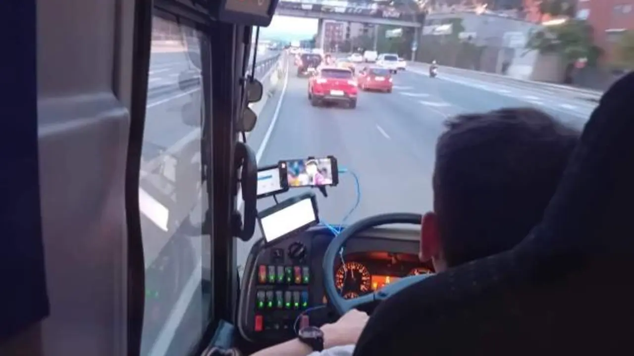 VIDEO. Pillado un conductor de bus imprudente: viendo el fútbol durante el trayecto