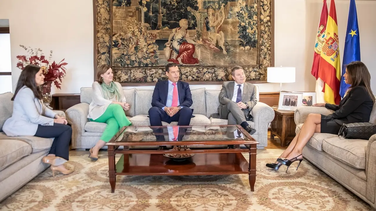 El presidente de Castilla-La Mancha, Emiliano García-Page, se reúne con el consejero delegado de la empresa José Sánchez Peñate S.A., Roberto Angulo
