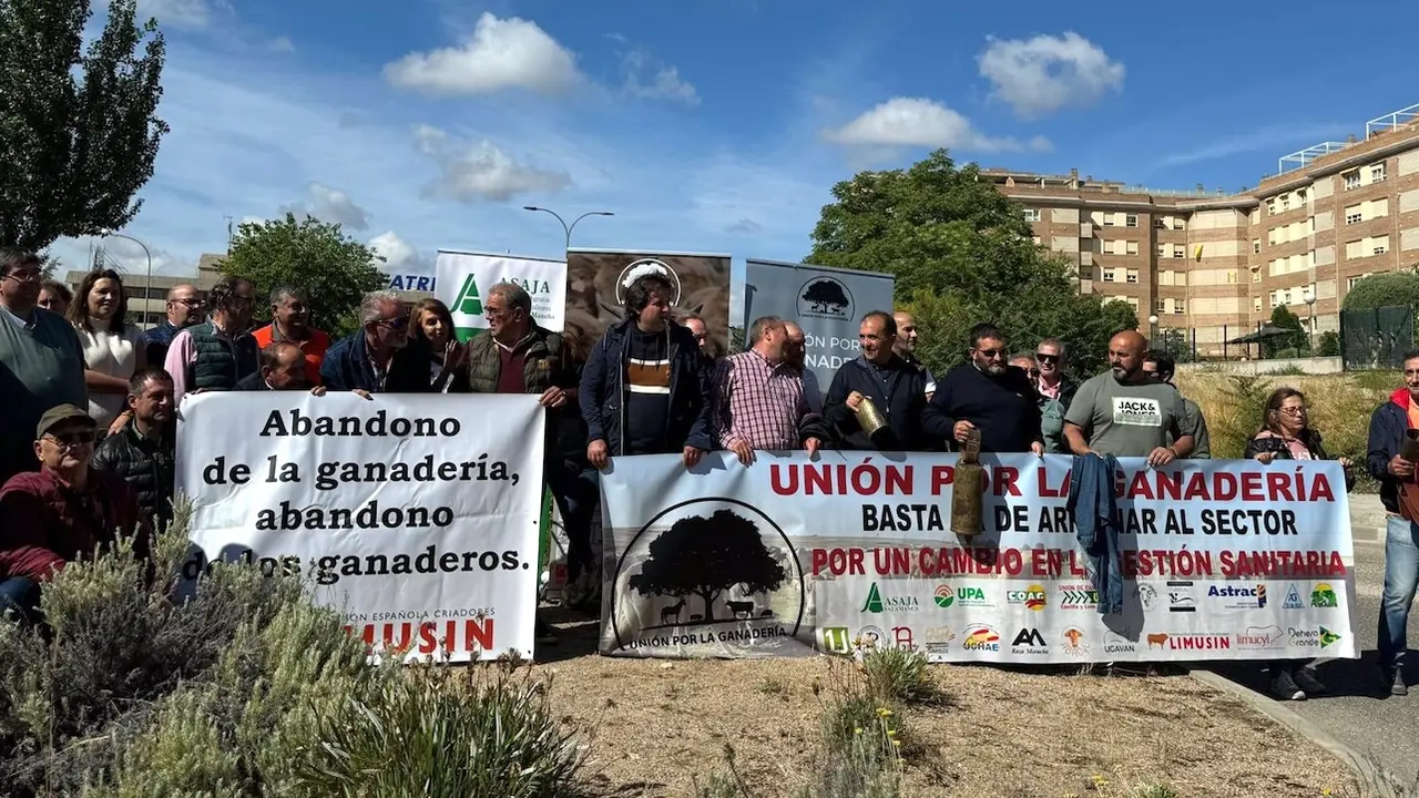 Protesta organizada por Asaja y Unión por la Ganadería con motivo del Foro de la Ganadería Extensiva que se celebra en Toledo