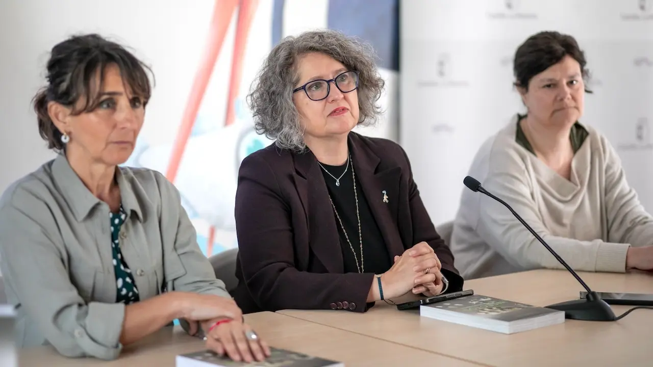 La consejera de Desarrollo Sostenible, Mercedes Gómez (c), ha presentado el libro ‘Insectos’, en el aula de Educación Ambiental del Vivero Central de Toledo
