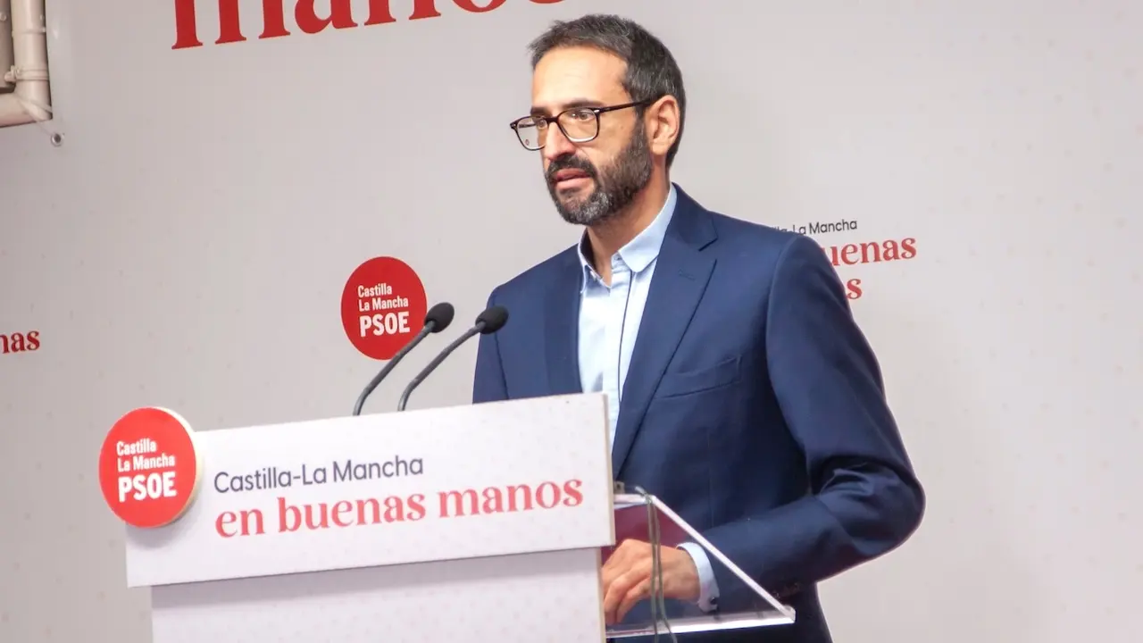 El secretario de Organización del PSOE de Castilla-La Mancha y diputado nacional, Sergio Gutiérrez, durante la rueda de prensa que ha ofrecido en la sede de los socialistas en Toledo