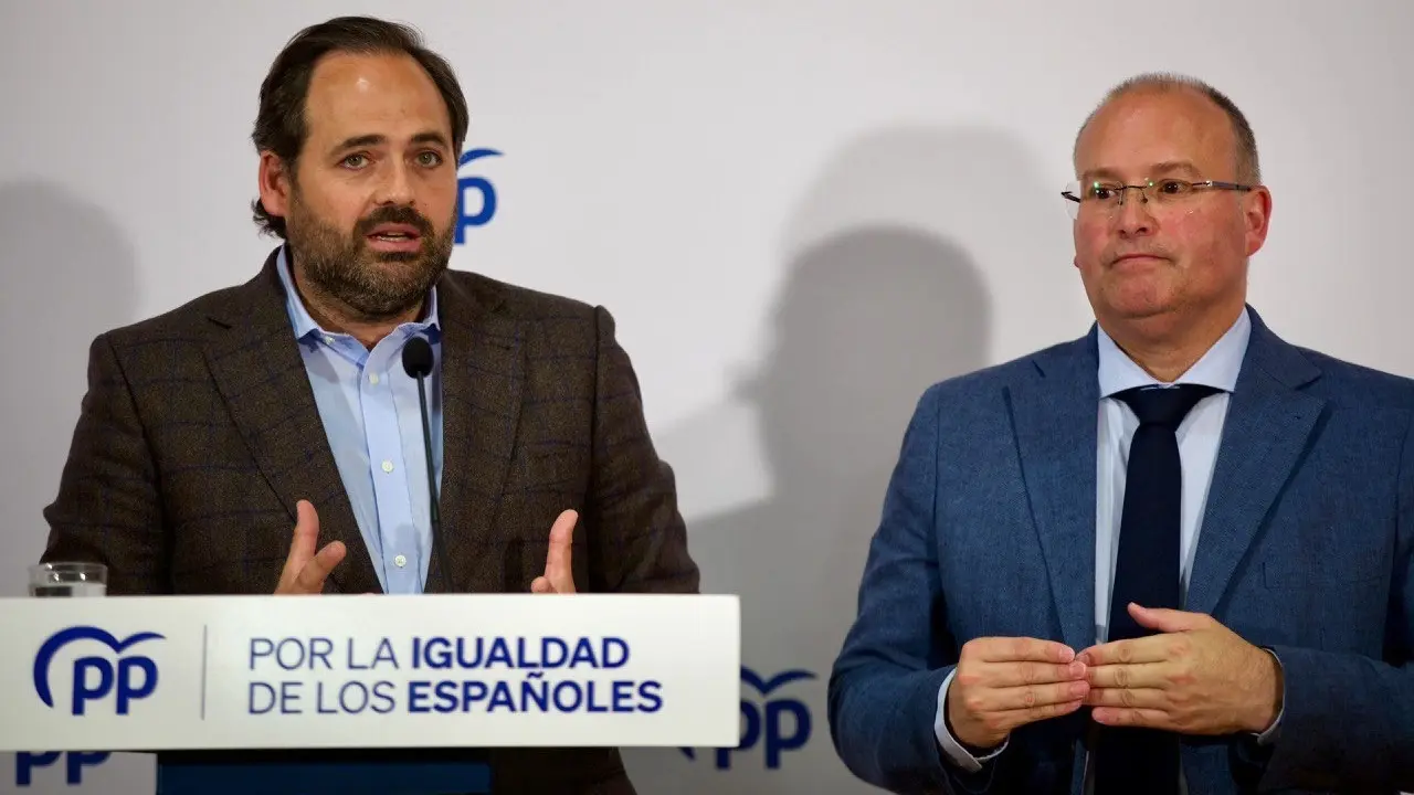 El portavoz del PP en el Congreso, Miguel Tellado (d), en la Interparlamentaria del PP en Guadalajara, junto al presidente del PP en Castilla-La Mancha, Paco Núñez (i)