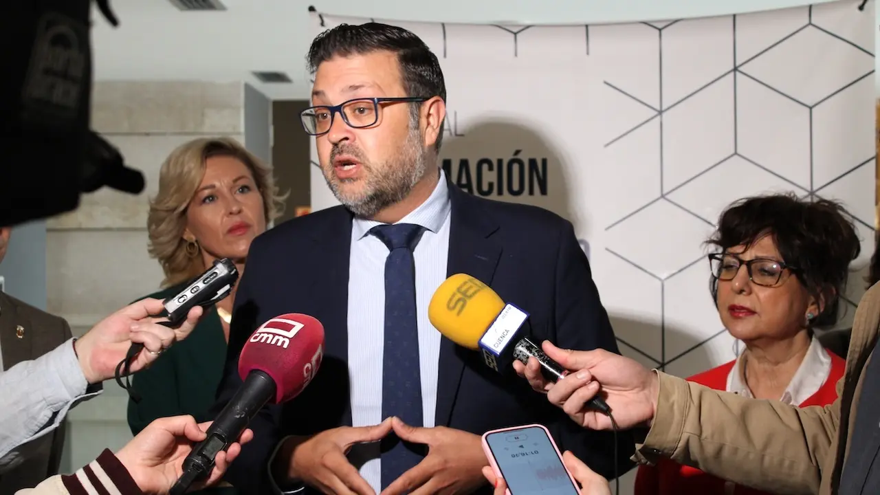 El consejero de Educación, Cultura y Deportes de Castilla-La Mancha, Amador Pastor, atendiendo a los medios durante las jornadas ‘PROA +… ¿Y ahora qué?’ que han tenido lugar en la ciudad de Cuenca