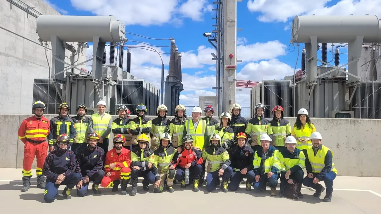 Bomberos y miembros del Ministerio de Defensa se forman en instalaciones eléctricas