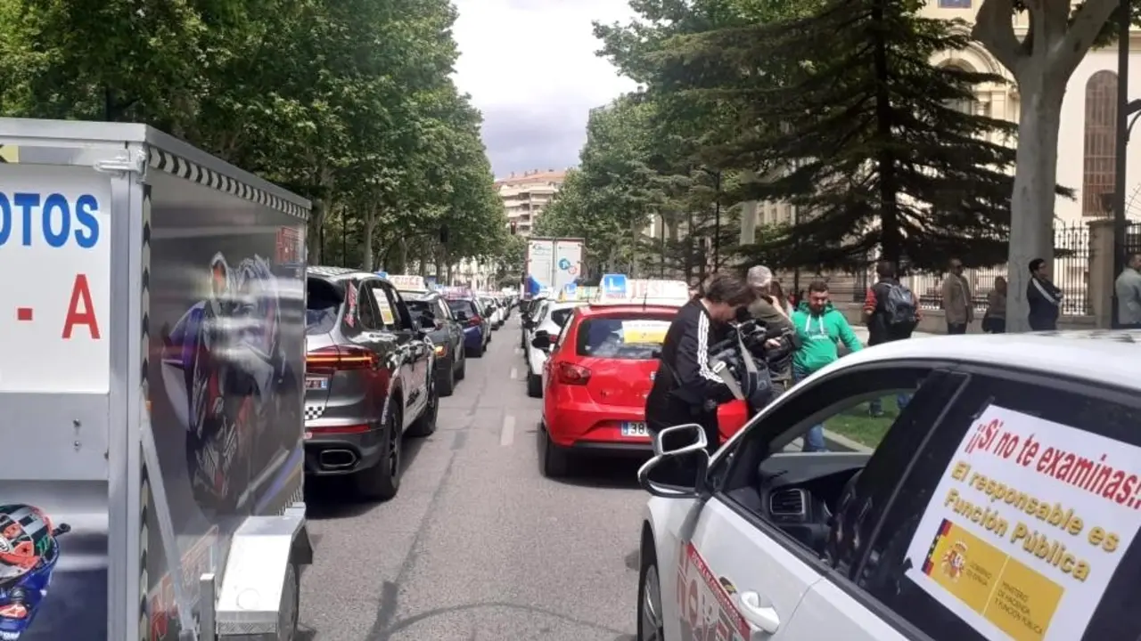 Las autoescuelas de Albacete se manifiestan para denunciar la falta de examinadores - Fotografía: CMM