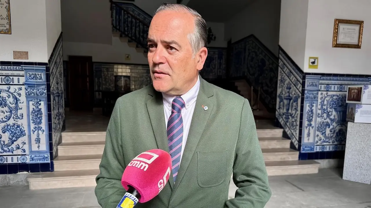 El alcalde de Talavera de la Reina (Toledo), José Julián Gregorio, atendiendo a los medios de comunicación