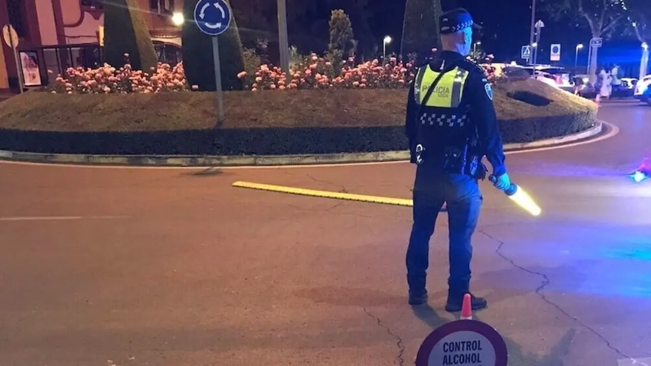 Dos conductores multados por conducir bajo los efectos del alcohol en Ciudad Real. En la imagen un Policía Local en un control