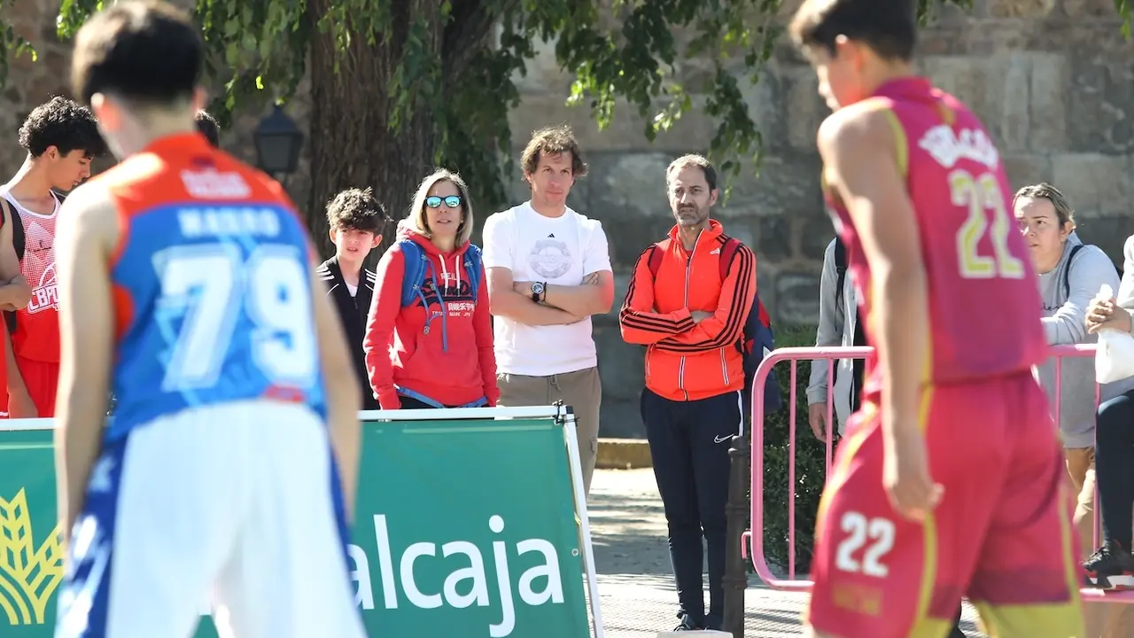 El concejal del Río Tajo, Medio Ambiente y Deportes de Toledo, Rubén Lozano, ha visitado el Circuito Regional Globalcaja 3x3 de Baloncesto que acoge la ciudad