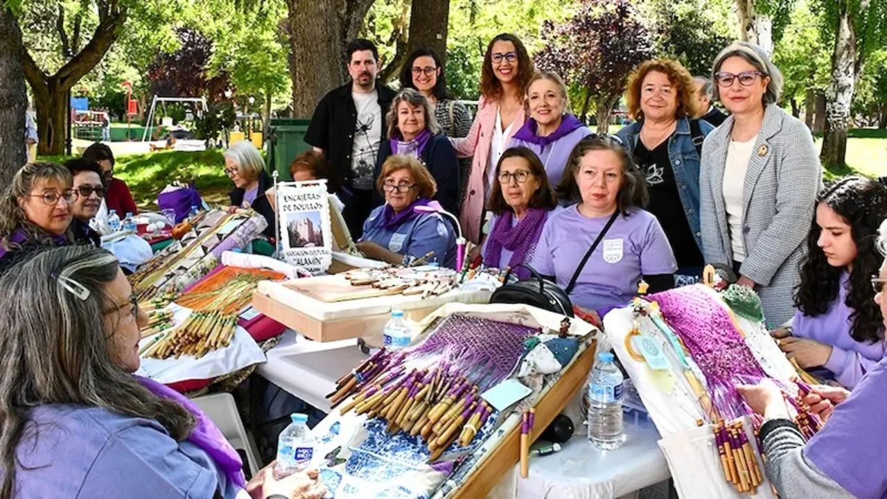 La consejera de Igualdad de Castilla-La Mancha, Sara Simón, ha asistido este sábado al XX Encuentro Nacional de Encajeras de Bolillos ‘Ciudad de Guadalajara’