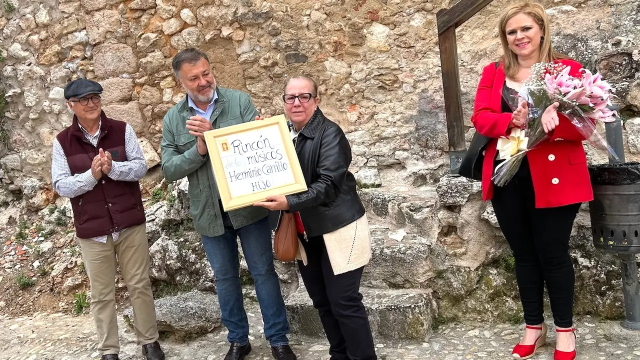 Los músicos Herminio Carrillo e hijo ya tienen su 'rincón' en Cuenca junto a San Miguel