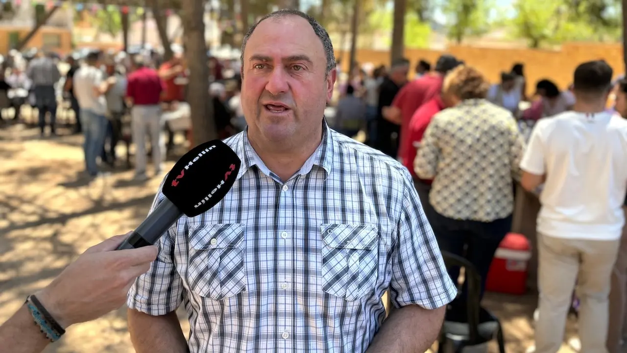El consejero de Agricultura, Ganadería y Desarrollo Rural, Julián Martínez Lizán, atendiendo a los medios este sábado en Mingogil (Albacete)
