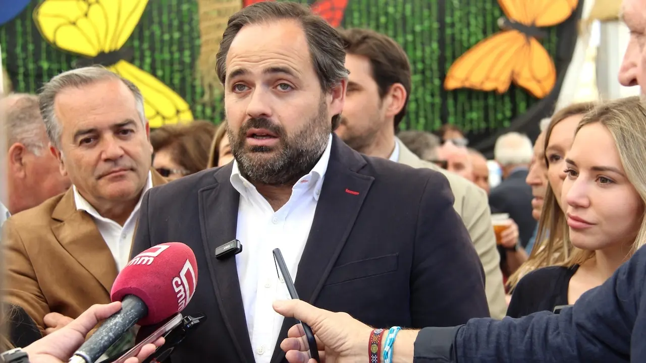El presidente del PP de Castilla-La Mancha, Paco Núñez, atendiendo a los medios este sábado en las Ferias de Talavera de la Reina (Toledo)