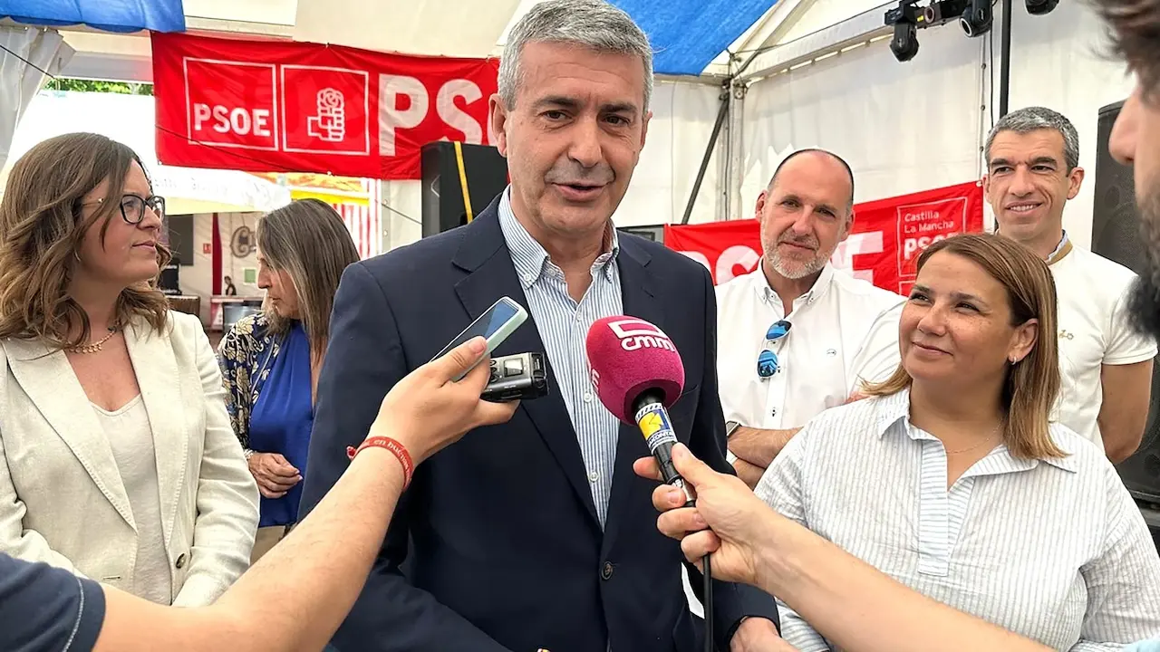 El secretario general del PSOE en la provincia de Toledo, Álvaro Gutiérrez, atendiendo a los medios este sábado en las Ferias de Talavera de la Reina