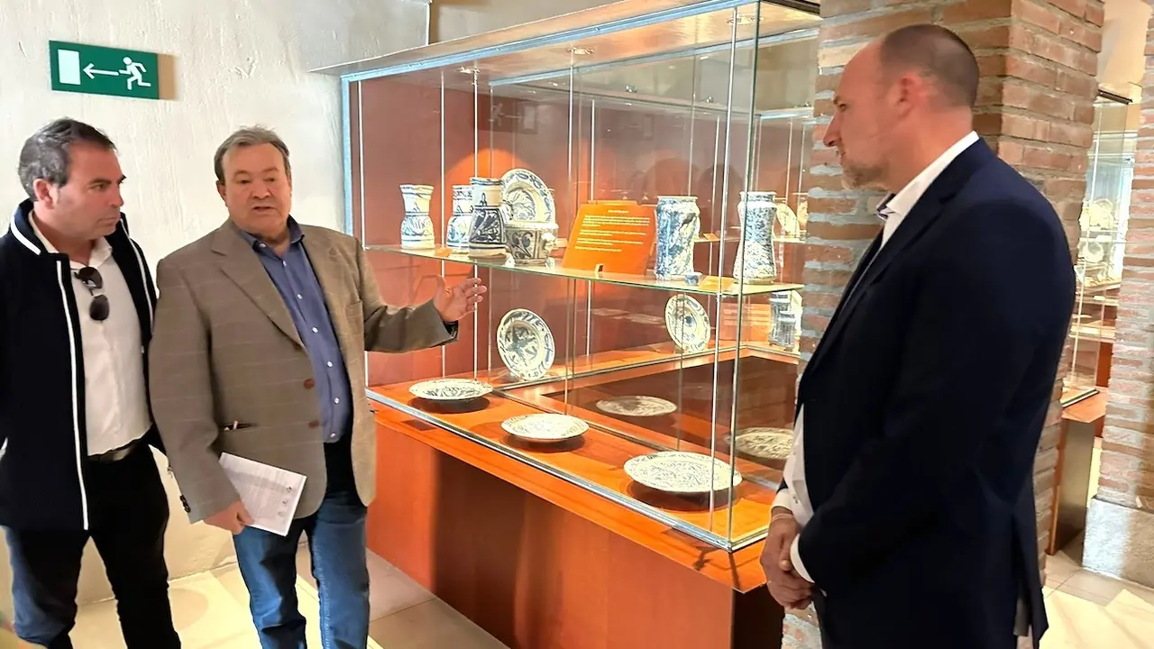 El delegado provincial de Educación, Cultura y Deportes, José Gutiérrez, en el Museo de Cerámica Ruiz de Luna donde ha asistido a la presentación de la vitrina de “Piezas Singulares”