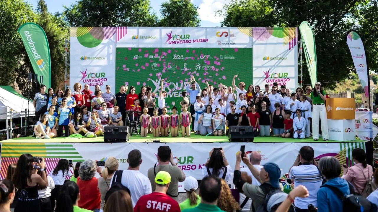 El consejero de Educación, Cultura y Deportes, Amador Pastor, ha participado en el ‘Tour Universo Mujer’, que se está celebrando en la ciudad de Toledo