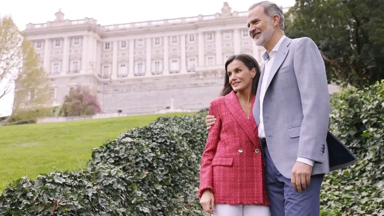En la imagen de Casa Real los reyes de España, la reina Letizia y el rey Felipe VI, posan en uno de los jardines del Palacio Real