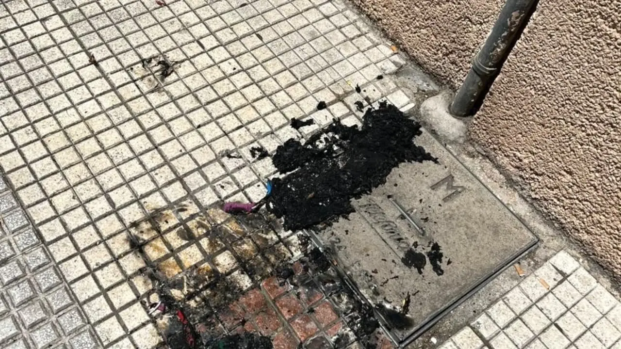 Queman la bandera arcoíris que lucía en la fachada de la sede de CCOO Guadalajara