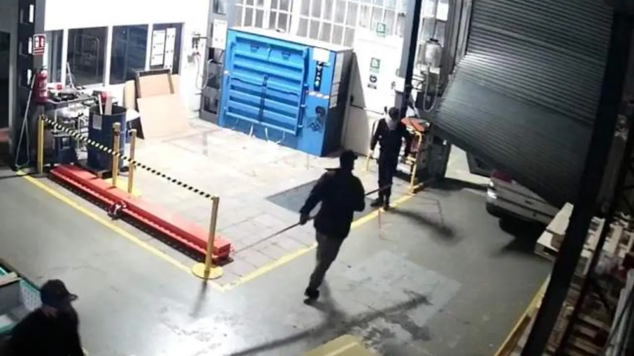 VIDEO. Roban miles de euros en cobre y huyen atropellando al que los descubrió