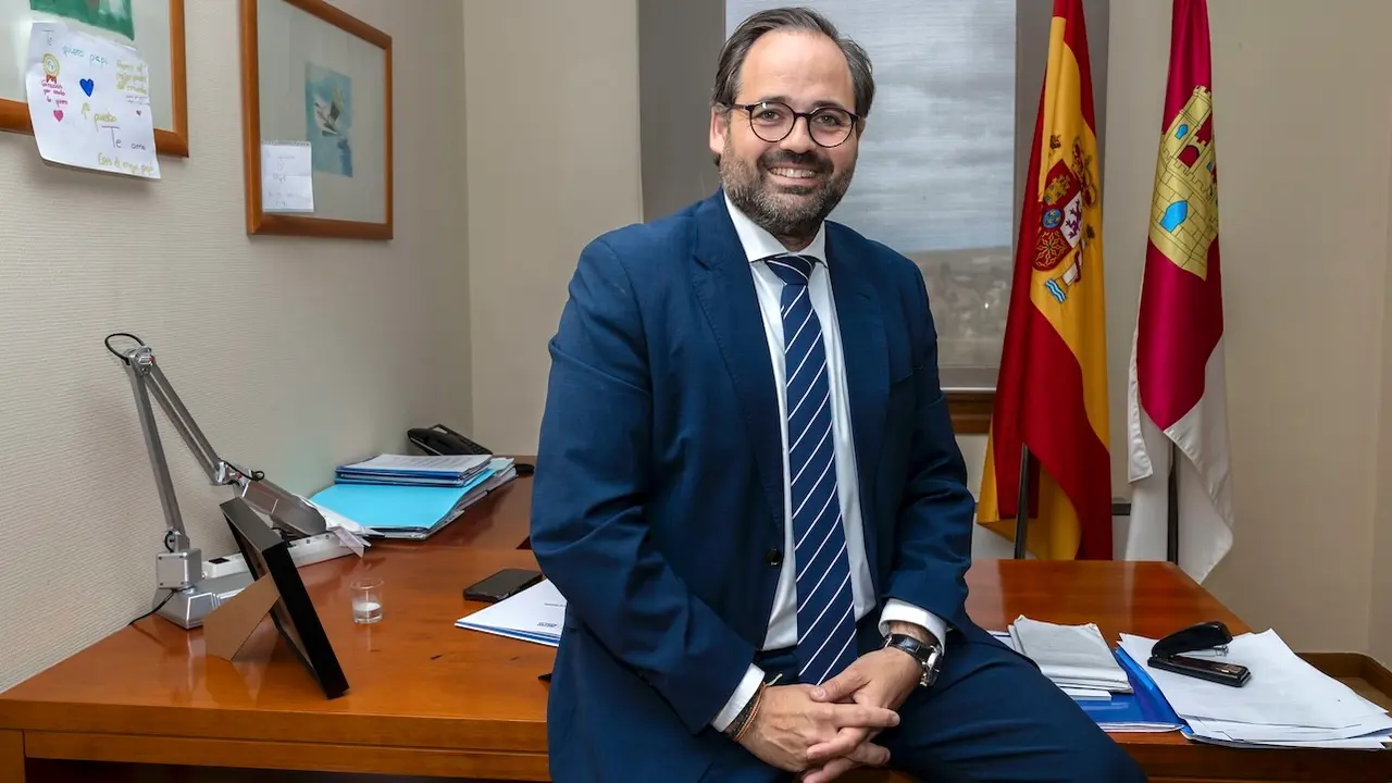 El presidente del PP de Castilla-La Mancha, Paco Núñez, posa en las Cortes regionales en un momento de la entrevista - EFE/Ángeles Visdómine
