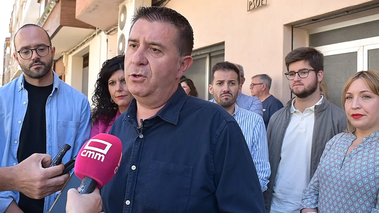 El secretario general del PSOE en la provincia de Albacete, Santiago Cabañero, atendiendo a los medios de comunicación este domingo en Tobarra