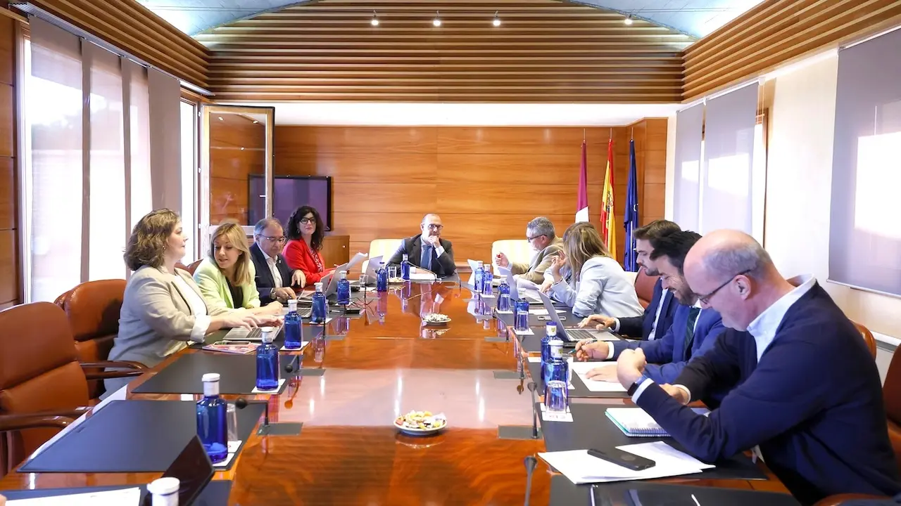 En la imagen un instante de la reunión de la Junta de Portavoces y Mesa de las Cortes de Castilla-La Mancha