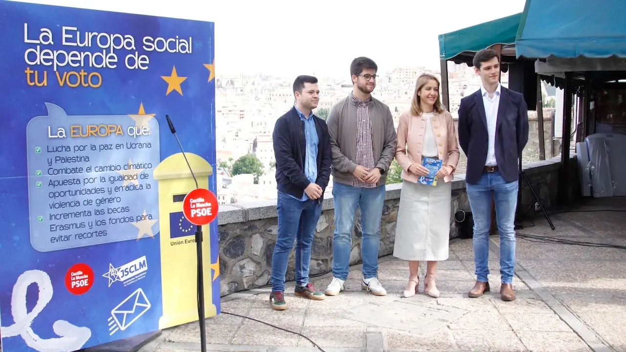 La vicesecretaria general del PSOE de Castilla-La Mancha y eurodiputada candidata a la reelección, Cristina Maestre, este lunes en Toledo junto al líder y los candidatos de JJSS en la región