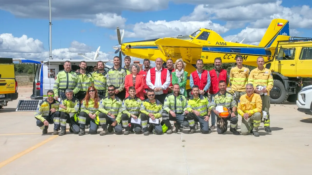 El vicepresidente primero del Gobierno de Castilla-La Mancha, José Luis Martínez Guijarro, y la consejera de Desarrollo Sostenible, Mercedes Gómez, han presentando la campaña de extinción de incendios forestales