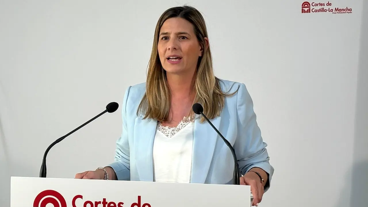 La secretaria general del PP de Castilla-La Mancha y portavoz parlamentaria, Carolina Agudo, durante la rueda de prensa que ha ofrecido en las Cortes