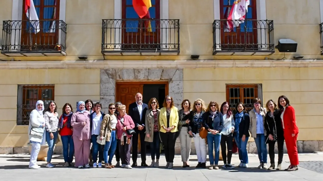 La consejera de Igualdad de Castilla-La Mancha, Sara Simón, durante la visita que ha realizado a la localidad conquense de Tarancón