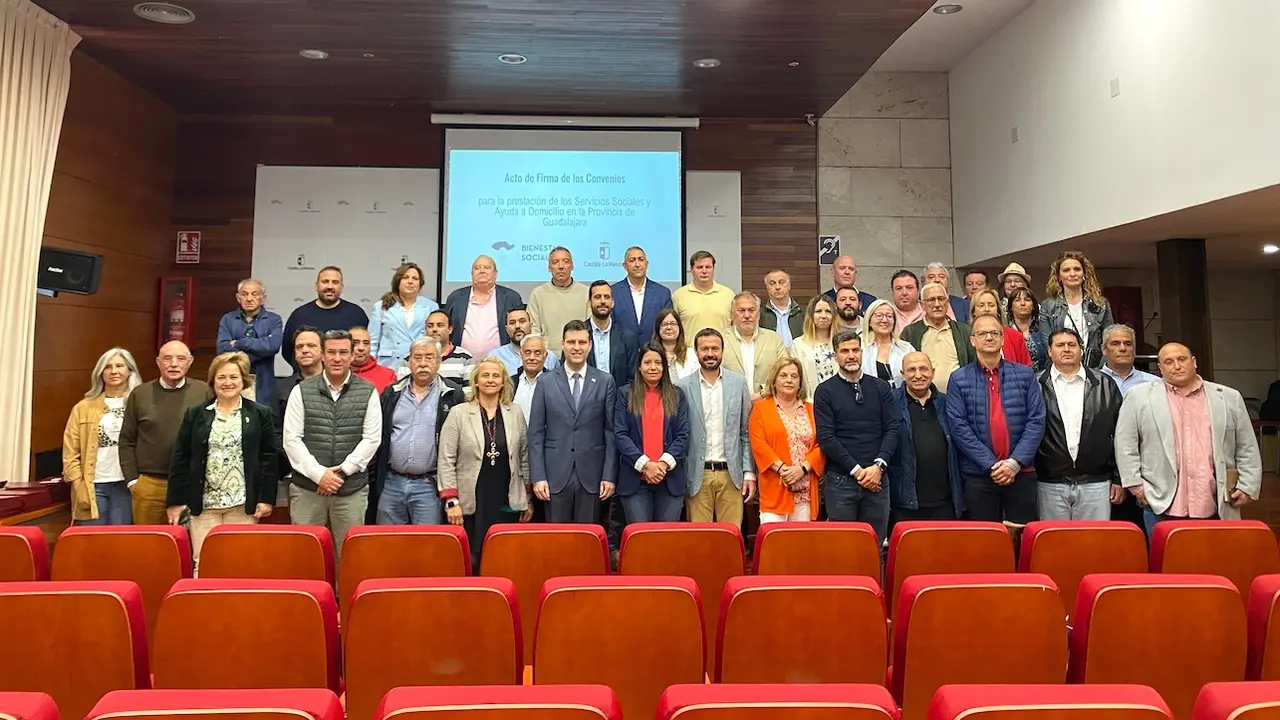 La consejera de Bienestar Social, Bárbara García Torijano, ha participado en el acto de firma con los ayuntamientos de la provincia de Guadalajara que suscriben los convenios para la prestación de los Servicios Sociales de Atención Primaria y el Servicio de Ayuda a Domicilio