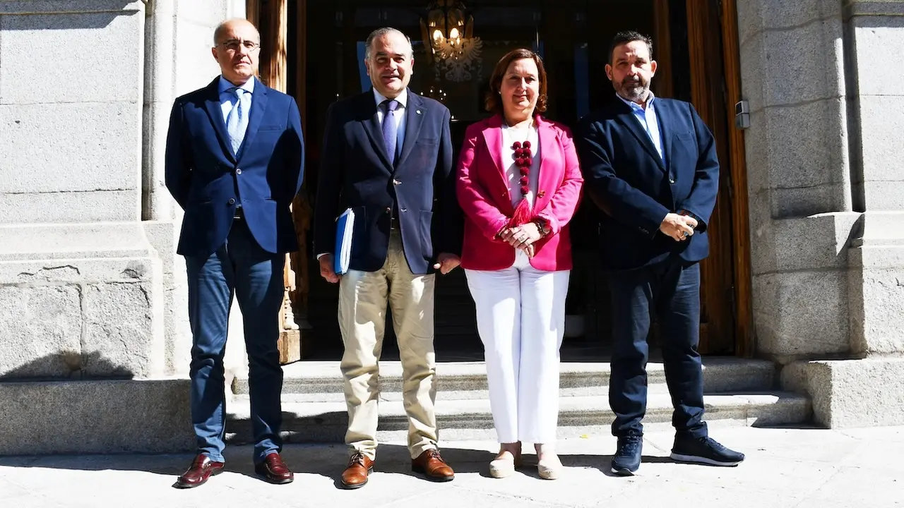 La presidenta de la Diputación de Toledo, Conchi Cedillo, ha mantenido una reunión de trabajo con el alcalde de Talavera de la Reina, José Julián Gregorio