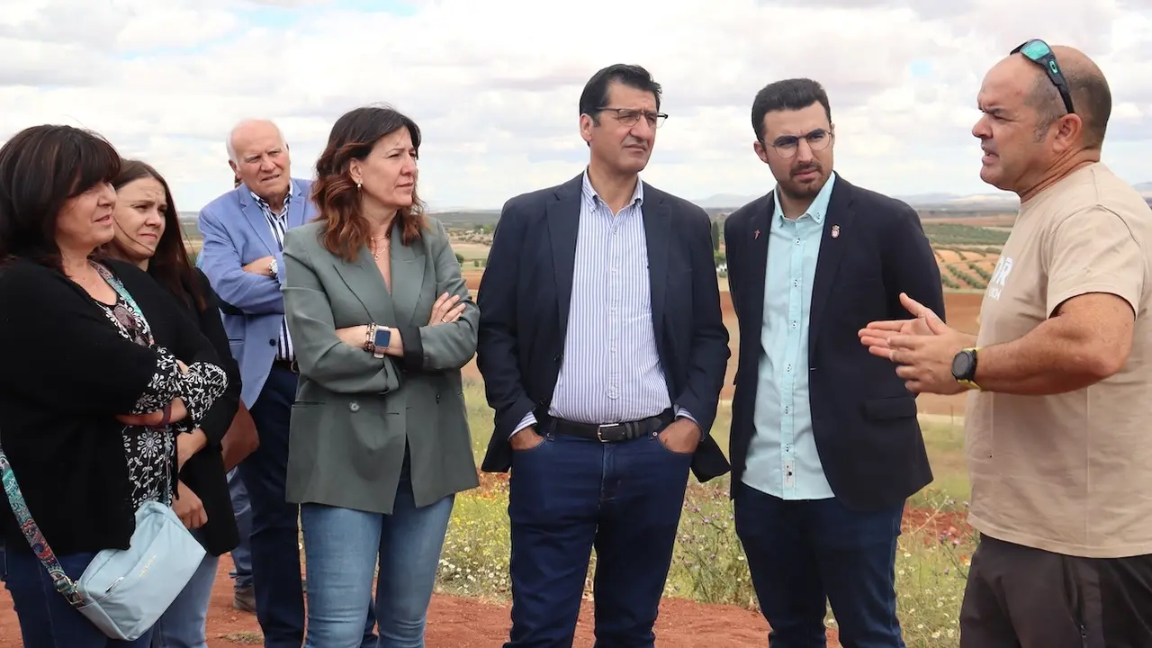 El vicepresidente segundo del Gobierno de Castilla-La Mancha, José Manuel Caballero, ha visitado el circuito de carreras de Cózar con motivo de la próxima celebración del Campeonato del Mundo de Motocross
