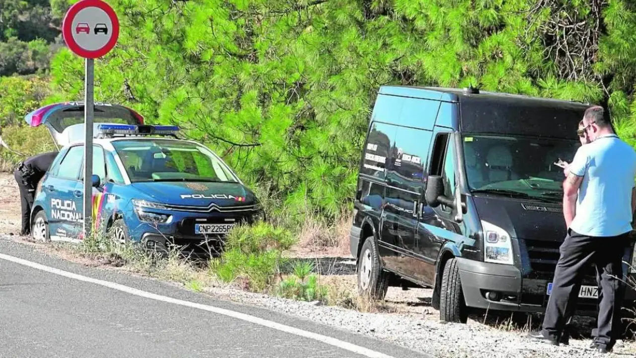 En la imagen de archivo servicios funerarios y Policía Nacional en una carretera tras hallarse un cadáver tirado en una cuneta, atropello, atropellado,