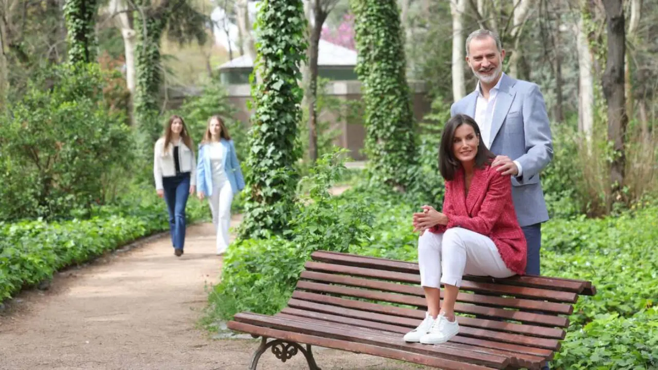 Los Reyes Felipe VI y Letizia y sus hijas Leonor y Sofía, en unas fotografías recientes difundidas por Casa Real