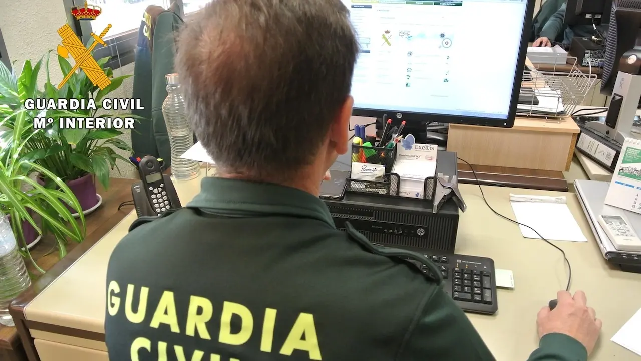 Investigada por hacerse pasar por un familiar para contratar líneas telefónicas