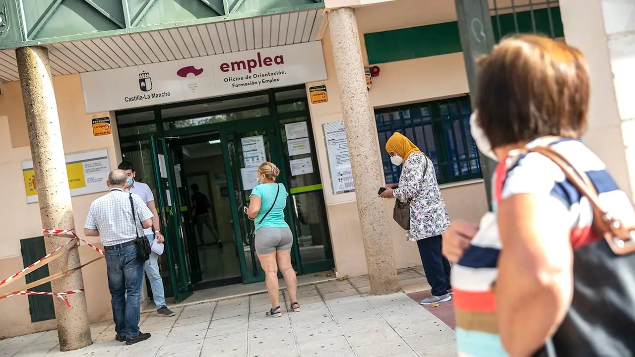 En la imagen de archivo parados ante una oficina del Servicio Público de Empleo de Castilla-La Mancha (Sepecam)- Fotografía: Lanza/Clara Manzano - sepe, desempleo, desempleados, oficina de empleo, paro, EPA, trabajadores, encuesta de población activa,