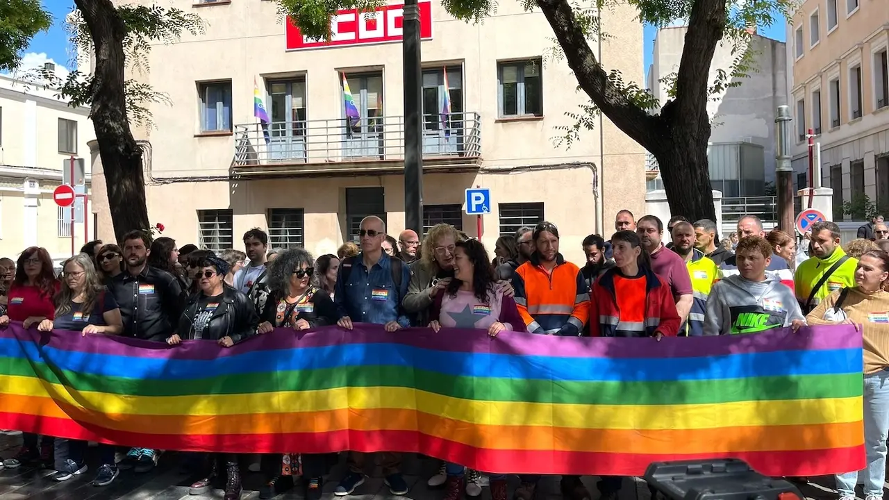 CCOO llevará a la Fiscalía la quema de la bandera LGTBI de su balcón por considerarlo un delito de odio