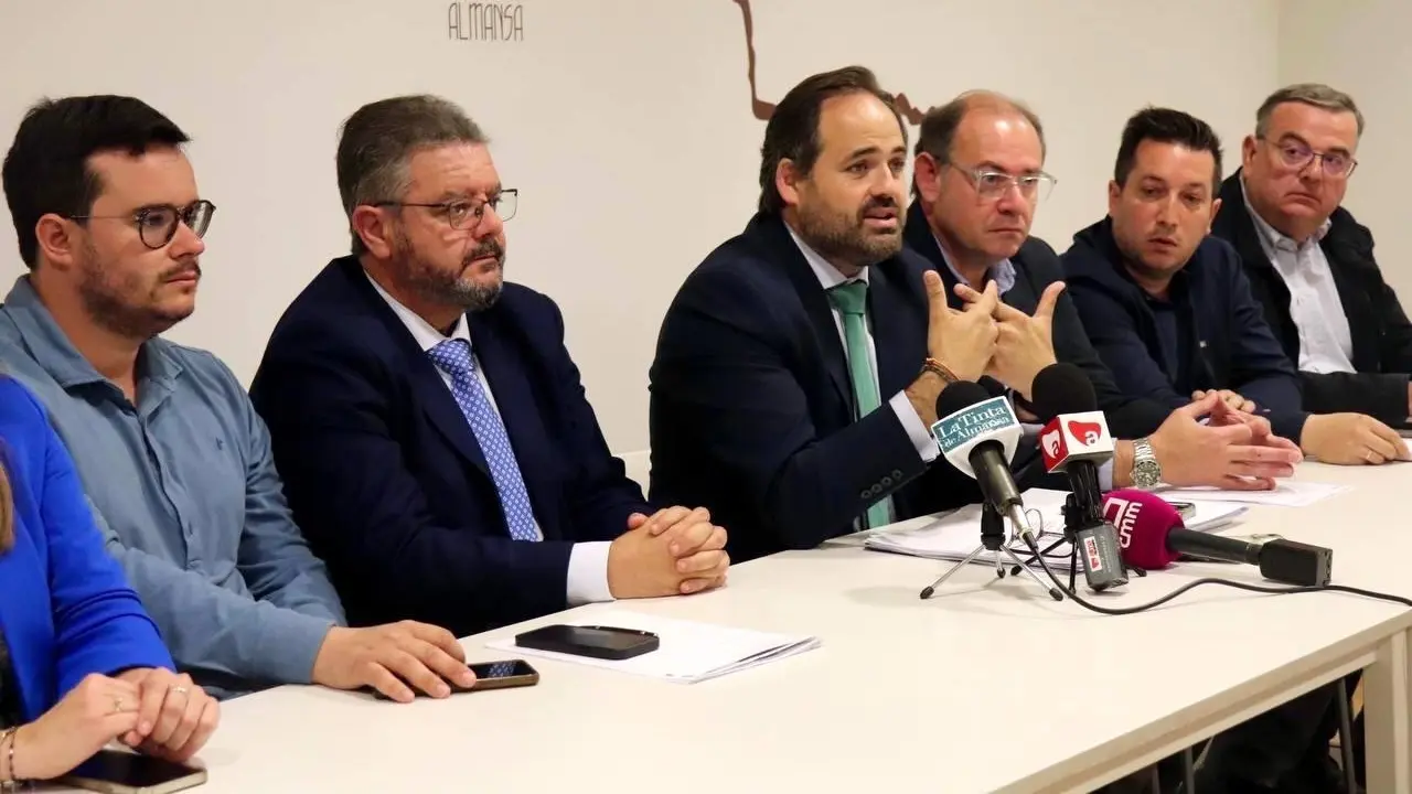 El presidente del PP de Castilla-La Mancha, Paco Núñez, durante la rueda de prensa que ha ofrecido en la localidad de Almansa (Albacete)