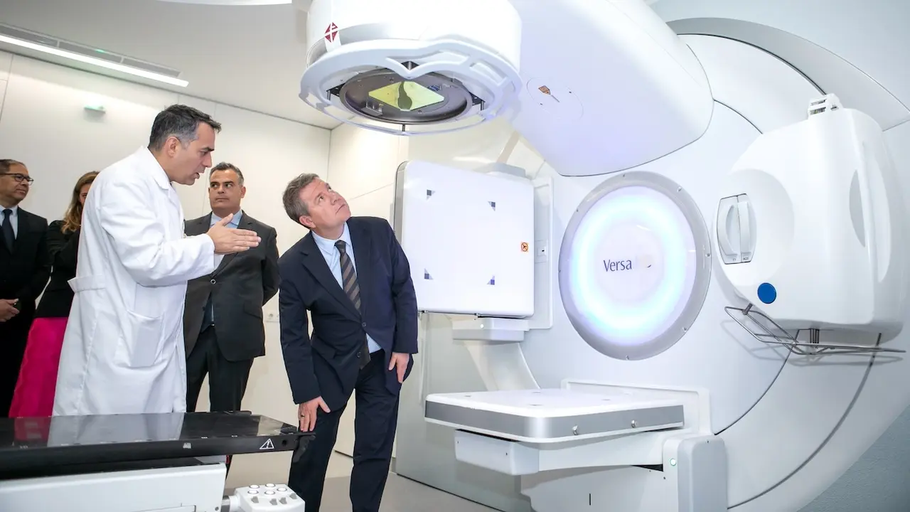 El presidente de Castilla-La Mancha, Emiliano García-Page, ha visitado un nuevo acelerador lineal en el centro oncológico ‘Genesiscare’ de Talavera de la Reina (Toledo)