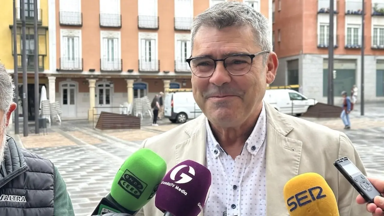 El concejal socialista en el Ayuntamiento de Guadalajara, Santiago Baeza, atendiendo a los medios de comunicación