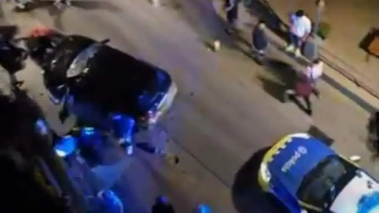 Atropella intencionadamente a un hombre y lo lleva varios metros sobre el capó