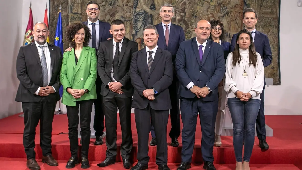 El presidente autonómico, Emiliano García-Page, preside en Toledo, la firma del protocolo de colaboración con la Universidad de Castilla-La Mancha (UCLM) para favorecer la trayectoria académica de jóvenes estudiantes en situación de especial vulnerabilidad