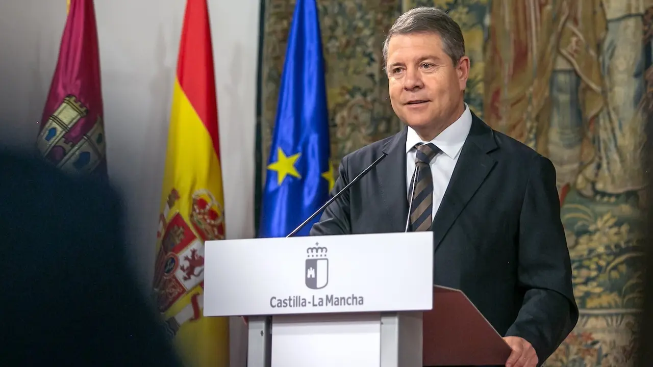 El presidente autonómico, Emiliano García-Page, preside en Toledo, la firma del protocolo de colaboración con la Universidad de Castilla-La Mancha (UCLM) para favorecer la trayectoria académica de jóvenes estudiantes en situación de especial vulnerabilidad