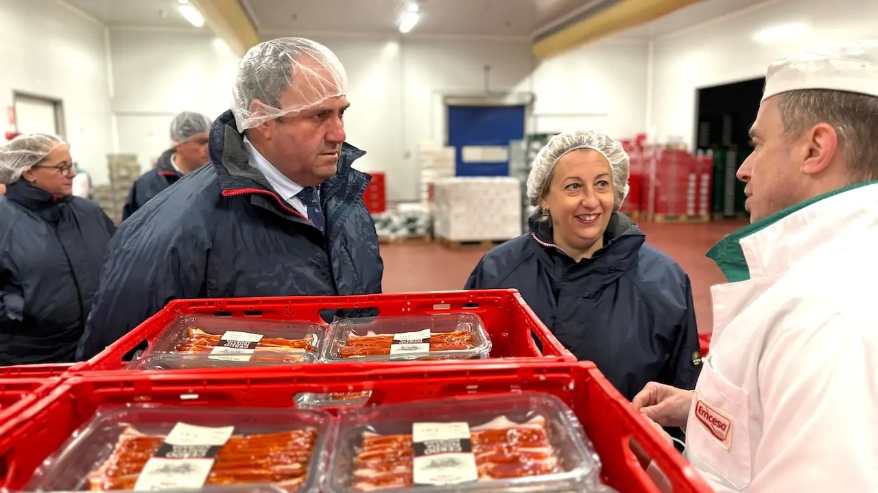 El consejero de Agricultura, Ganadería y Desarrollo Rural, Julián Martínez Lizán, visita la empresa de productos cárnicos EMCESA en Casarrubios del Monte (Toledo)