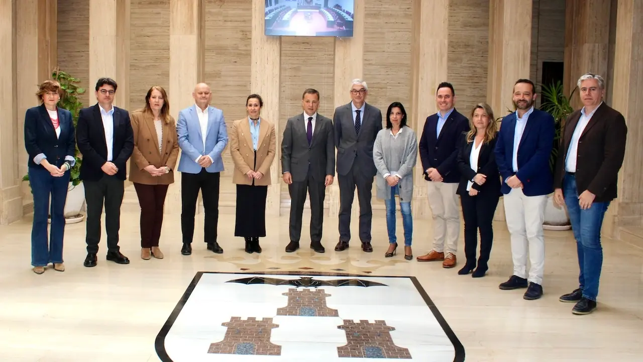 En la imagen el alcalde 'popular' de Albacete, Manuel Serrano, acompañado de su equipo de Gobierno en el Consistorio
