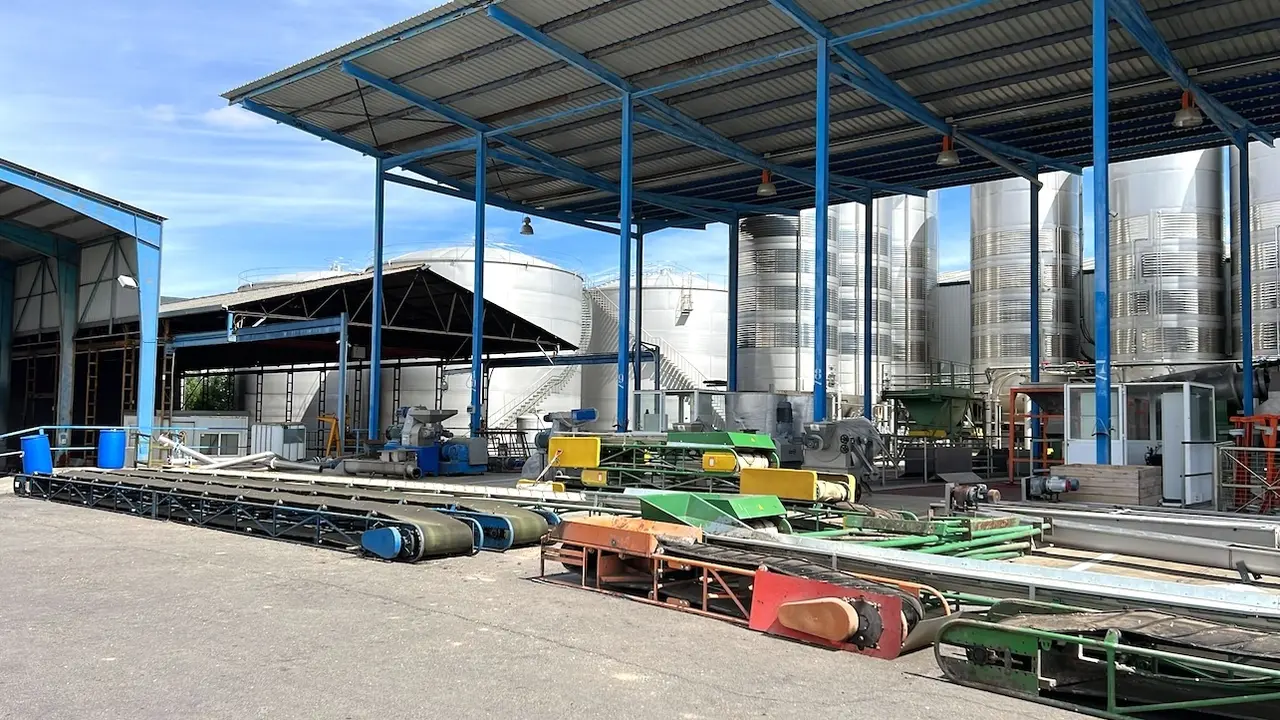 La cooperativa 'El Progreso' inicia las obras para ampliar su línea de embotellado