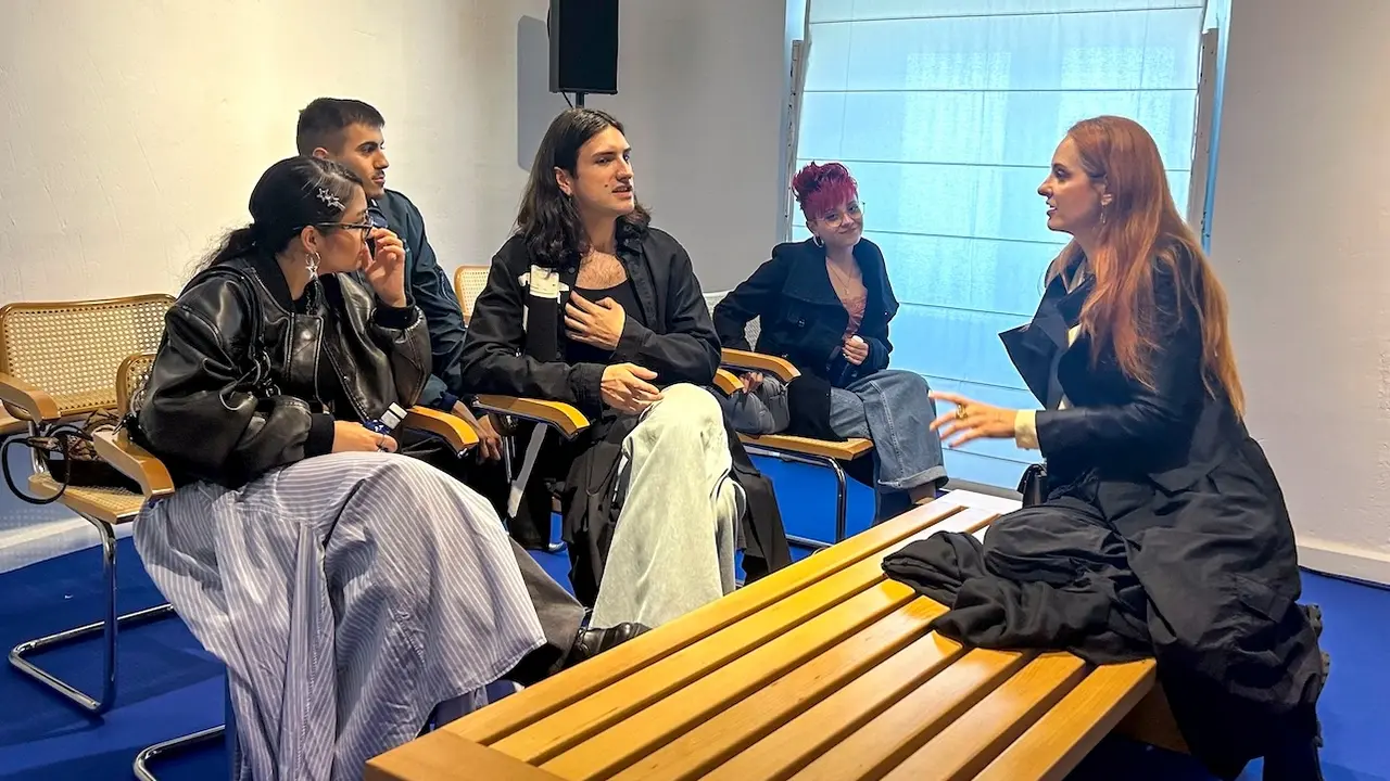 La diseñadora toledana Ana Locking, Premio Nacional de Moda 2020, junto algunos jóvenes asistentes al coloquio este miércoles, en Cuenca - EFE/ Lorena Mayordomo