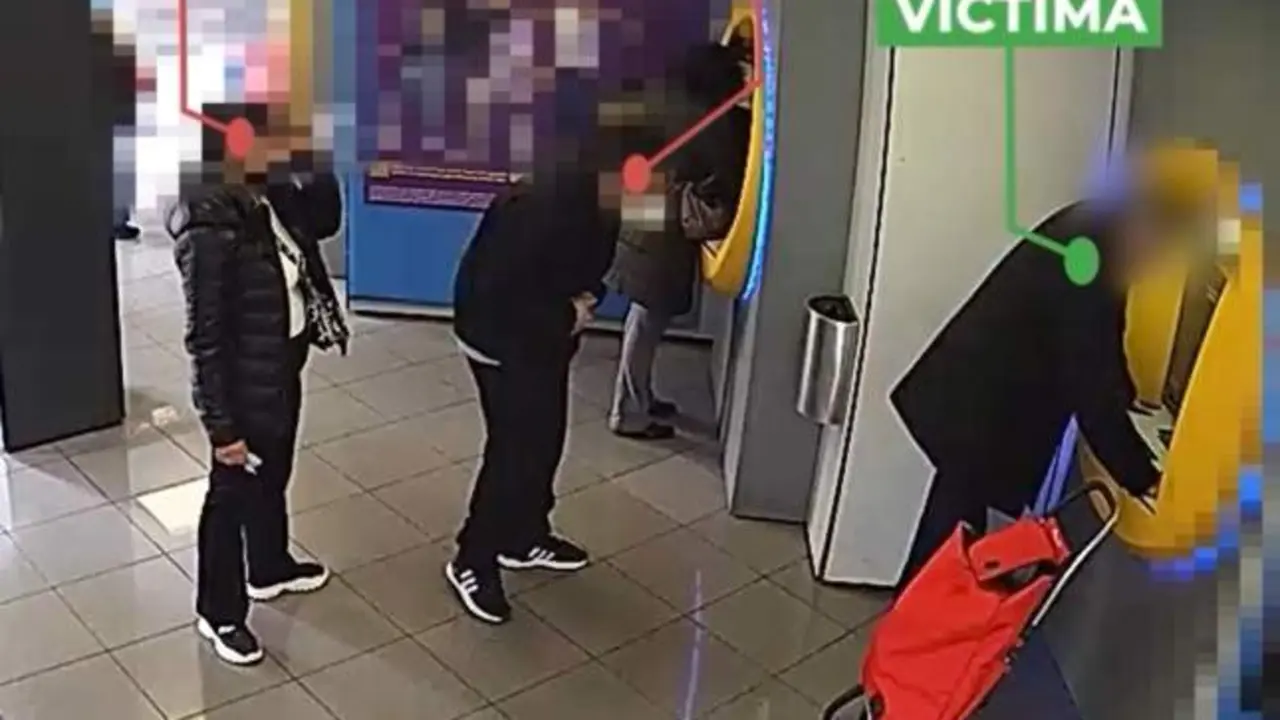 VIDEO. Así roban a ancianos: los distraen en cajeros, miran el PIN y huyen con la tarjeta