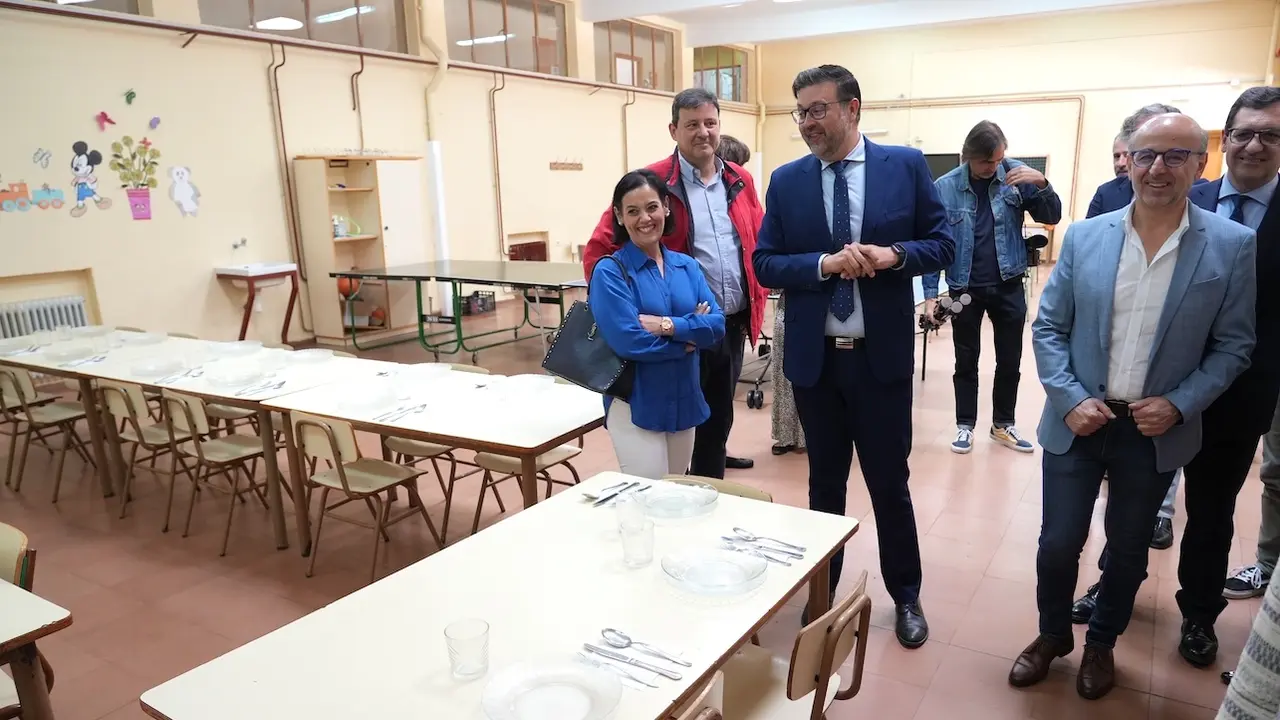 El consejero de Educación, Cultura y Deportes, Amador Pastor, durante la visita que ha realizado al comedor escolar del Colegio Público ‘San José de Calasanz’, de la localidad toledana de Los Yébenes